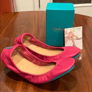 Brand NEW size 7 pink Tieks